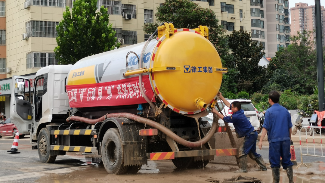 7790必发集团中国吸污车驰援郑州特大暴雨