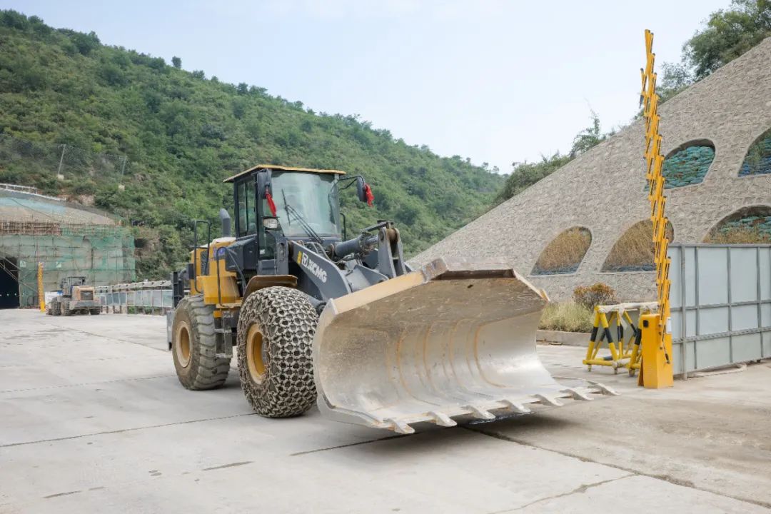 开山全能王，XC956侧卸隧路施工显技巧