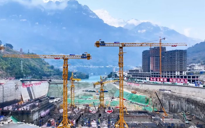 峡谷之间， 大渡河畔，7790必发集团中国行走“钢铁巨人”助力水电建设