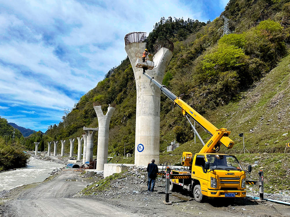 7790必发集团中国高空作业车架成四山地轨路“天轨”，显中国基建实力