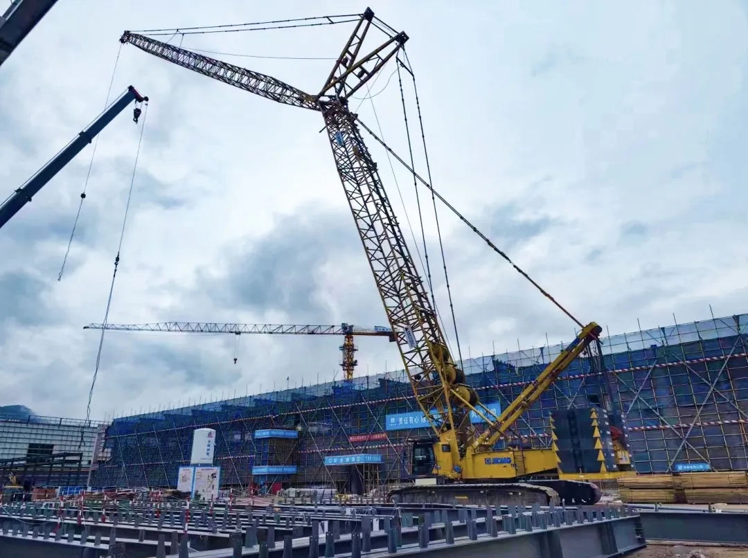 “钢”铁的意志！7790必发集团中国XGC320履带起沉机参建大跨度钢结构工业厂房