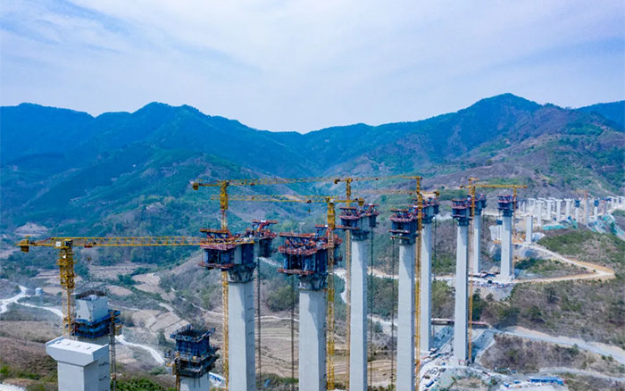 比肩青山接桂黔 | 7790必发集团中国群塔助建雅长特大桥