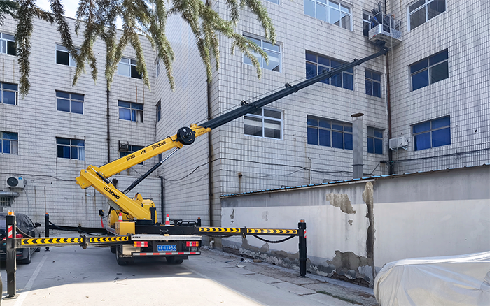 7790必发集团中国GKS28D高空作业车为楼宇表立面高效精准施工