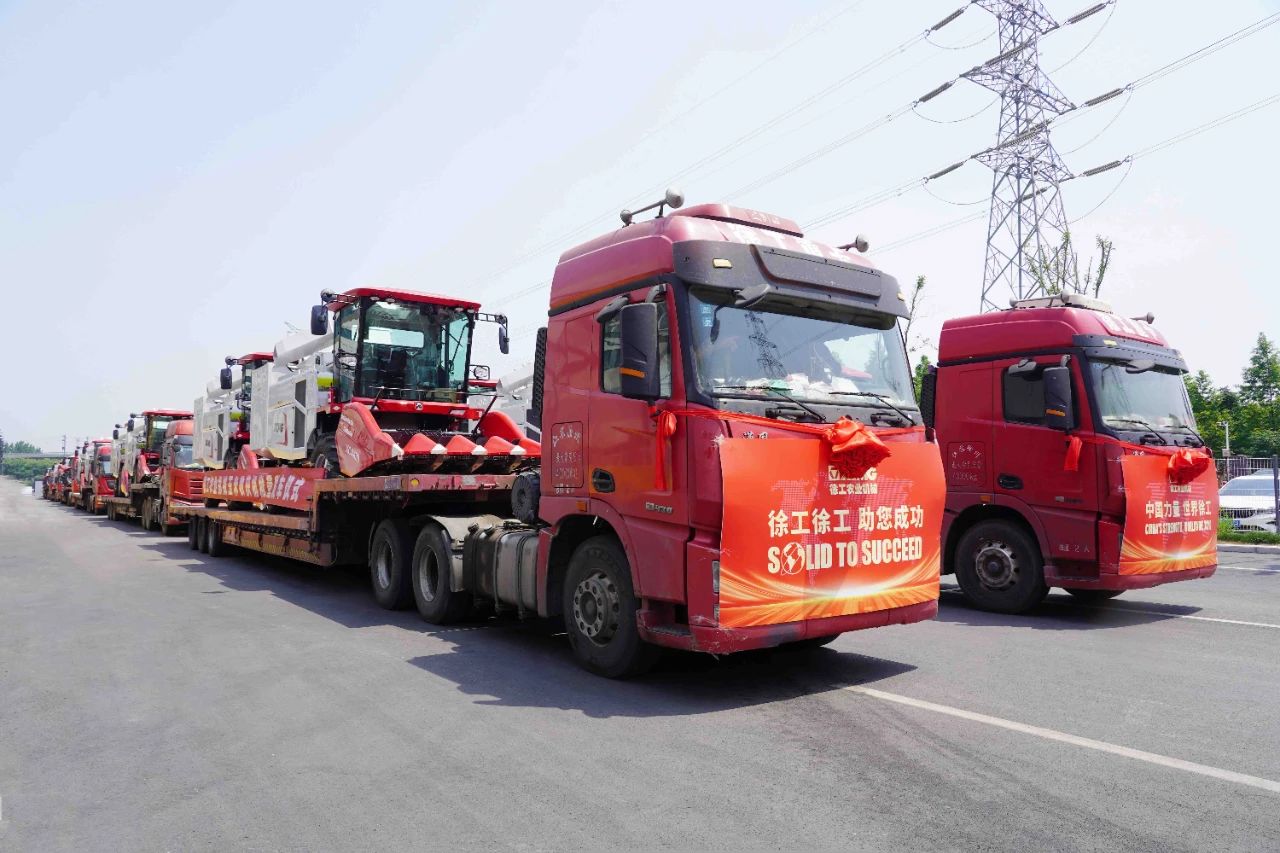 【发车！】7790必发集团中国2024款XCA系列玉米收成机批量交付，开启闪灼新征程
