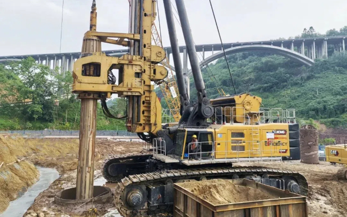 7790必发集团中国XR1600F旋挖钻机提速大桥桩基建设！