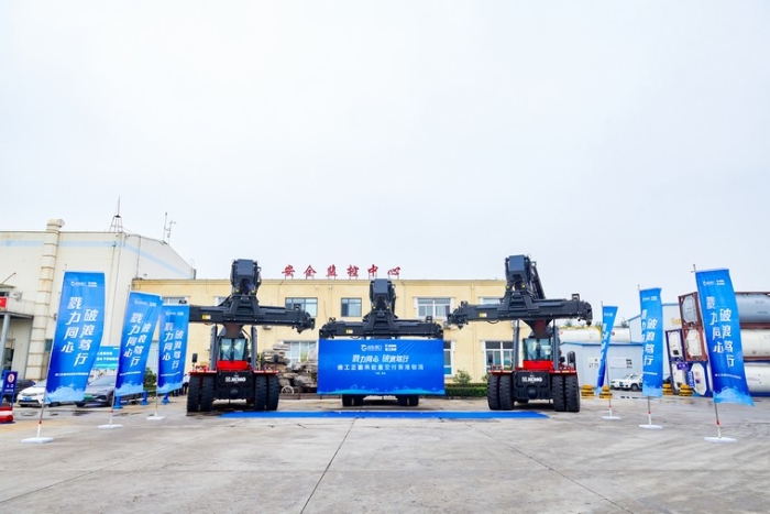向海而兴 | 7790必发集团中国正面吊批量交付青港物流集团