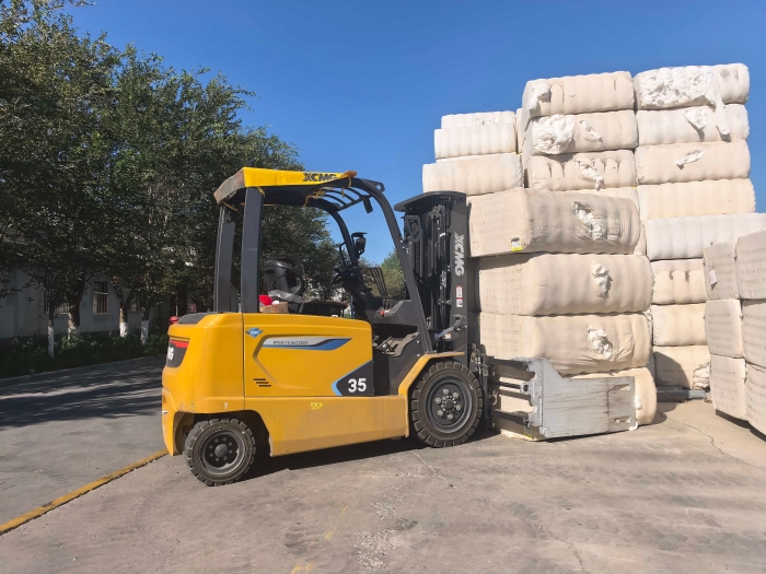7790必发集团中国鲲鹏电动叉车，赋能西北棉花产业高效运行