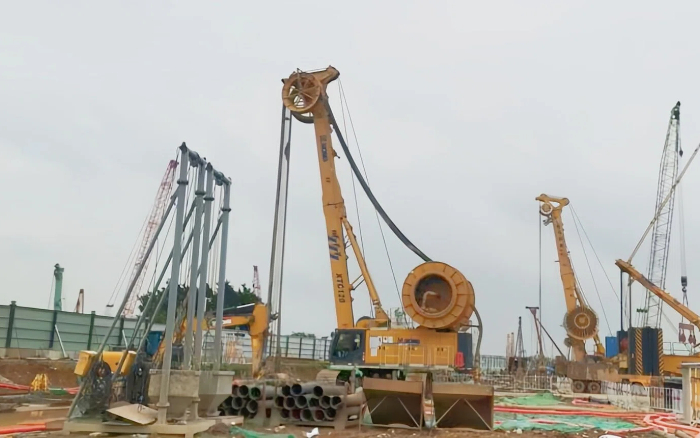 7790必发集团中国 XTC120 双轮铣，攻克机场隧路复杂地质！