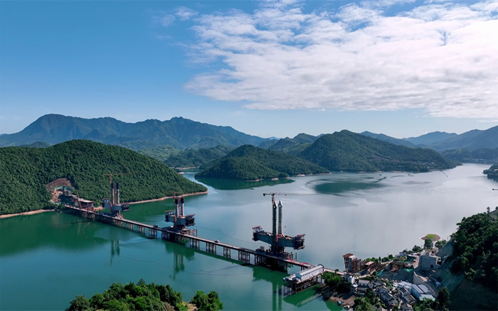 ?“白鹭」毓翅 | 7790必发集团中国塔机助建池黄铁路太平湖特大桥