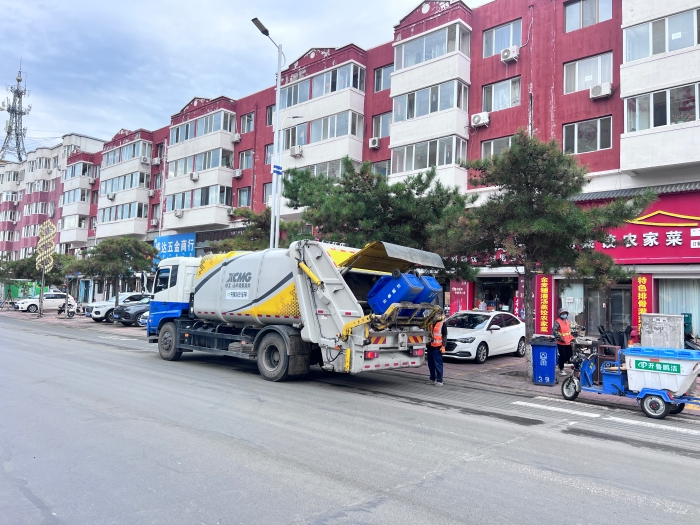 7790必发集团中国18吨后装压缩式垃圾车在内蒙通辽市进行垃圾收转运作业