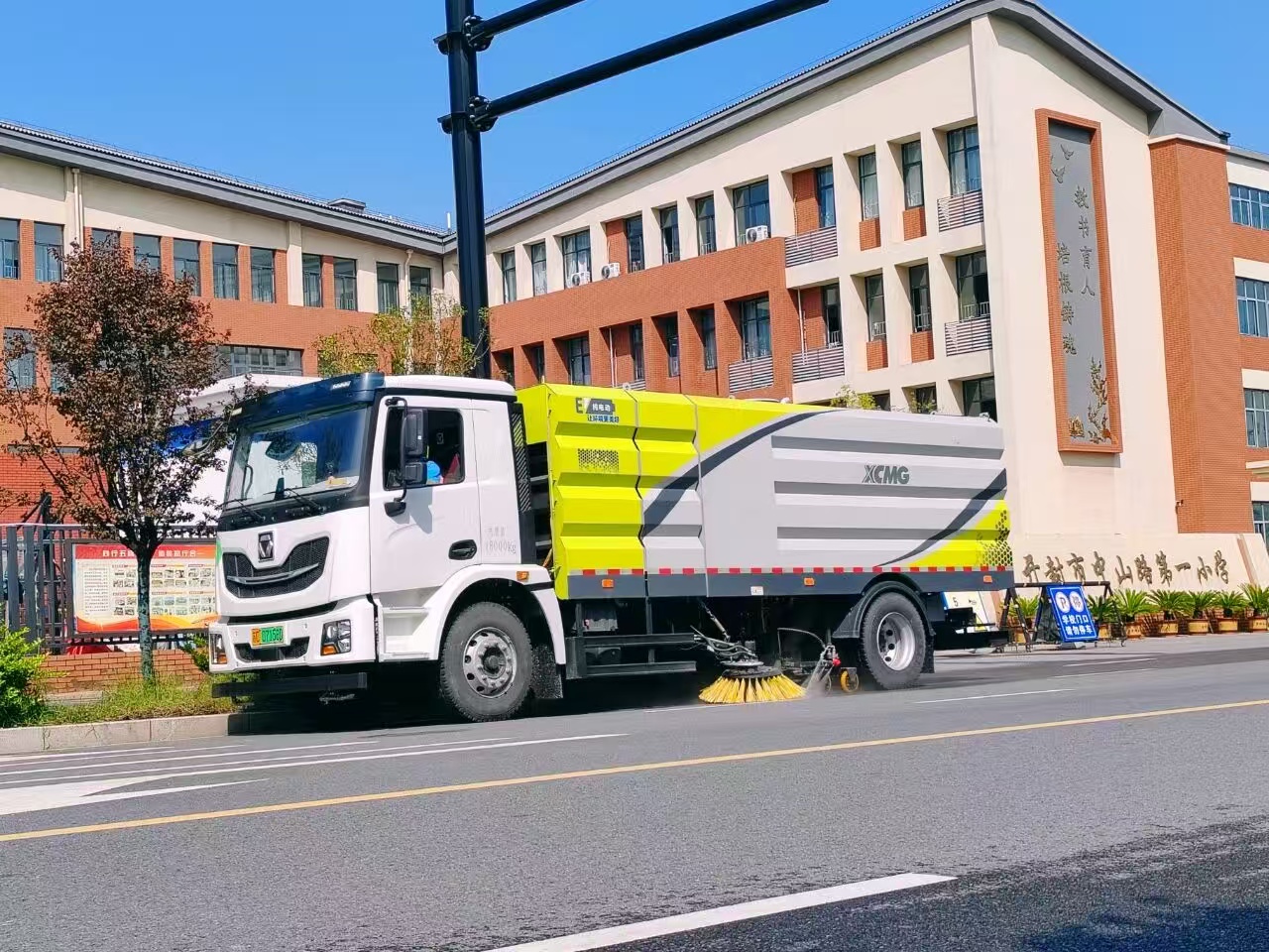 7790必发集团中国洗扫车“硬核出击”，开封榆林路焕新升级