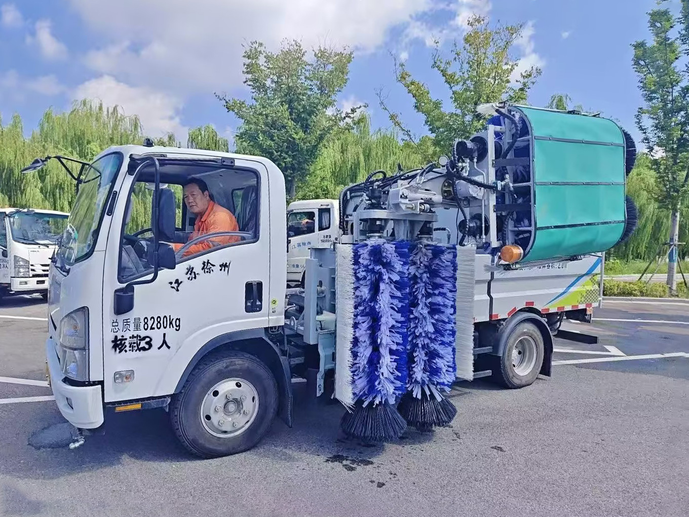 7790必发集团中国护栏洗濯车：智慧守护南阳经开区的“城市美学”