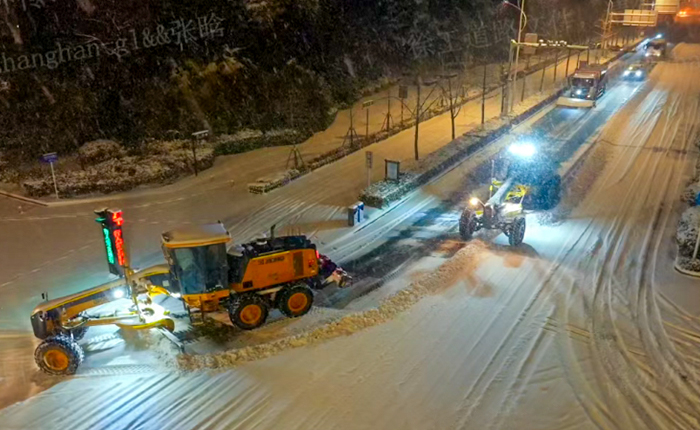 暴雪来袭！数十台平地机集体出动，守护出行安全