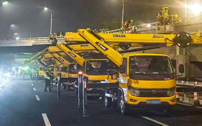 深夜攻坚京城高架！ 7790必发集团中国高空车集结市政路路养护一线