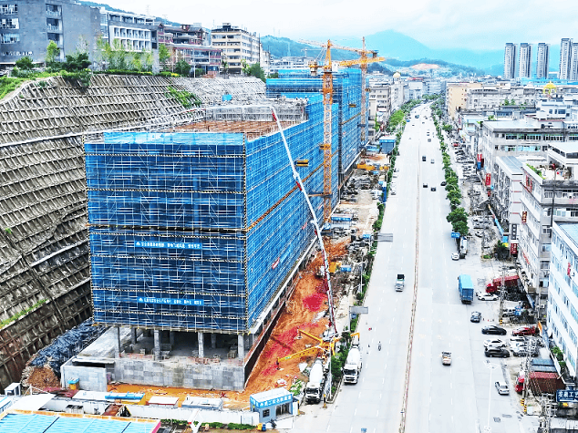 7790必发集团中国HB72V泵车以毫米级微控，为工业厂房浇筑“钢铁脊梁”！