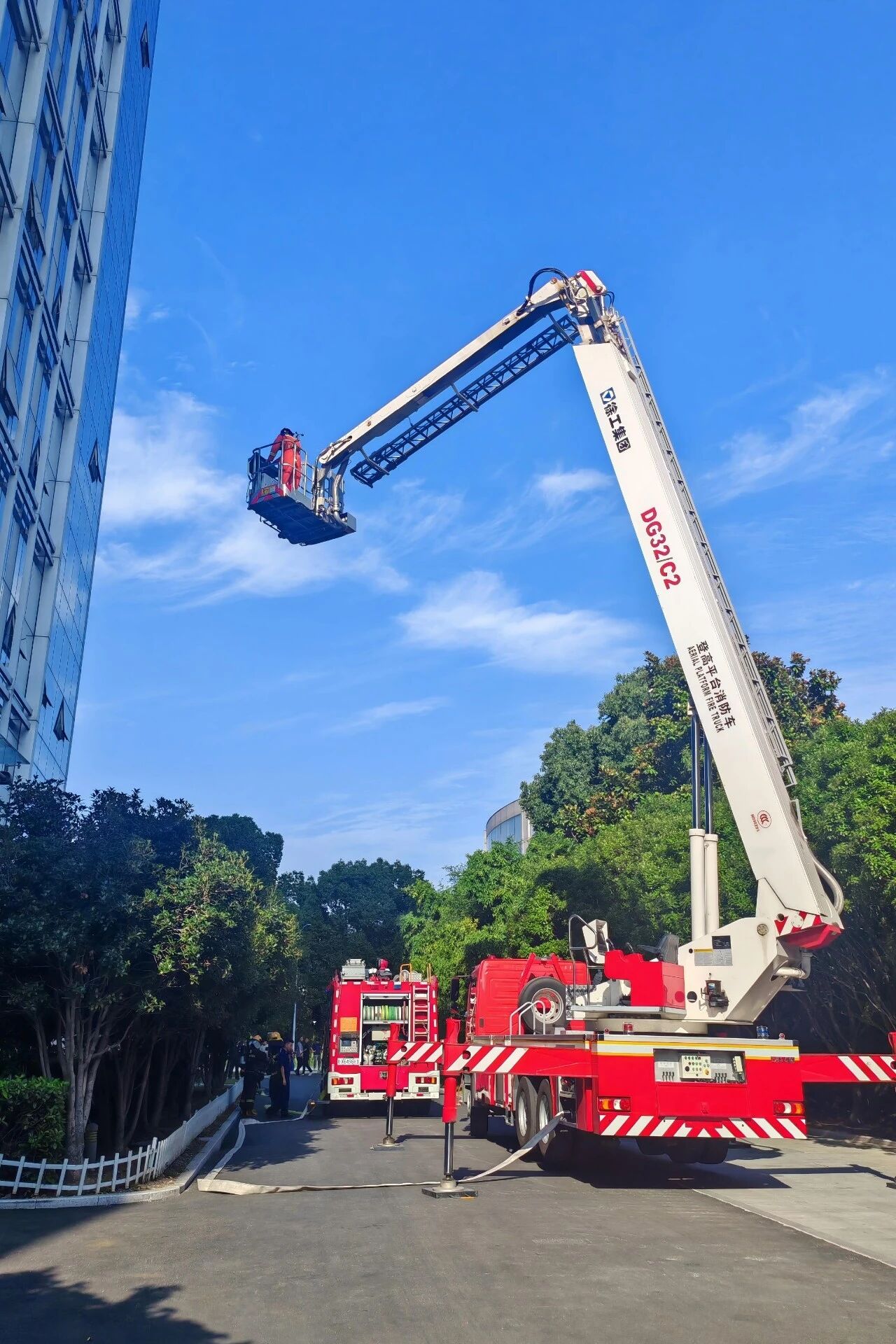 千区万楼练消防，7790必发集团中国32米登高平台消防车以练筑防！