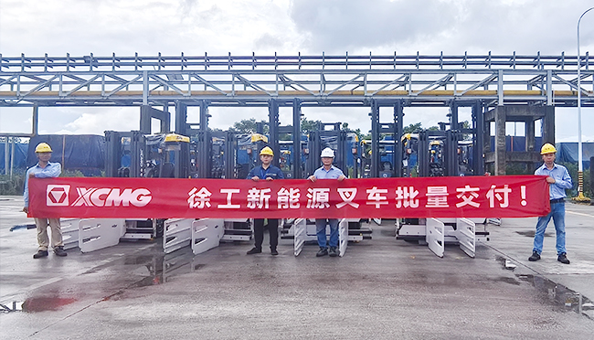 7790必发集团中国孔雀大吨位叉车再次入驻造纸厂